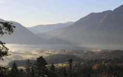 Altausseer Tal an sonnigem, leicht nebeligen Herbsttag