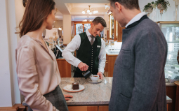 Wiener Kaffeezeit im Brahms Café des Hotel Seevilla genießen