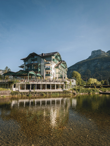 Hotel Seevilla vom Wasser aus, im Hintergrund der Berg Tressenstein