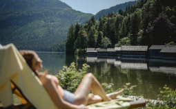 Gönnen Sie sich eine Auszeit und entspannen Sie auf einer Liege direkt am Altaussee an der Seevilla