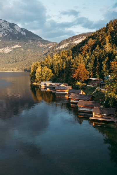 Bootshäuser am Altaussee von schräg oben an einem sonnigen Herbsttag