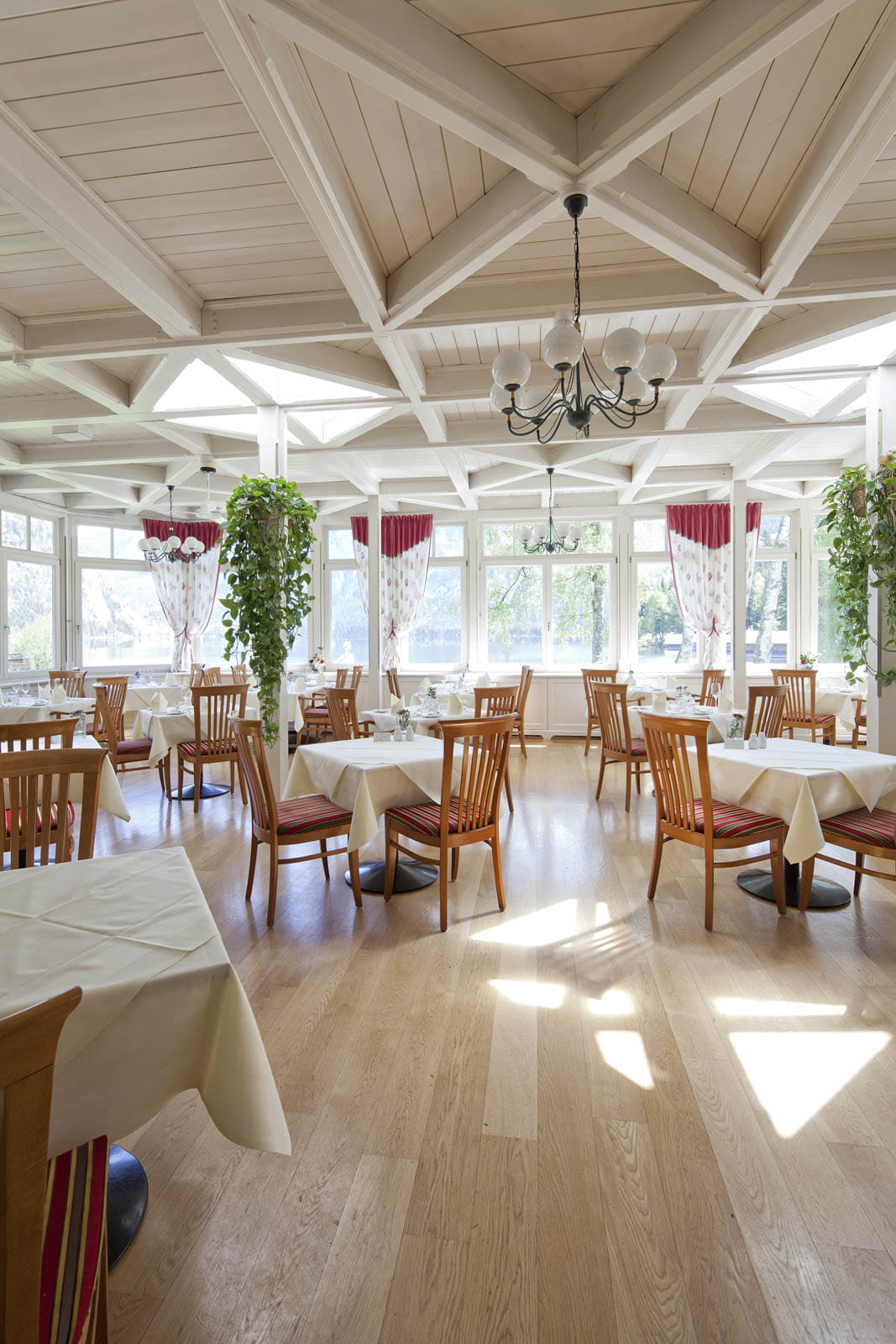 Lassen Sie sich kulinarisch verwöhnen im Restaurant der Seevilla Altaussee inmitten einer malerischen Landschaft